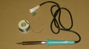 un saldatore elettrico e filo di stagno,