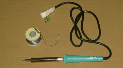 Un saldatore elettrico e filo di stagno