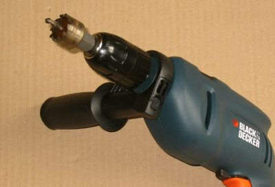 Un trapano elettrico e una sega a tazza HSS da 29 mm