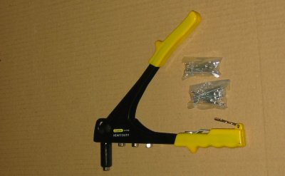 Rivettatrice con alcuni rivetti di alluminio.